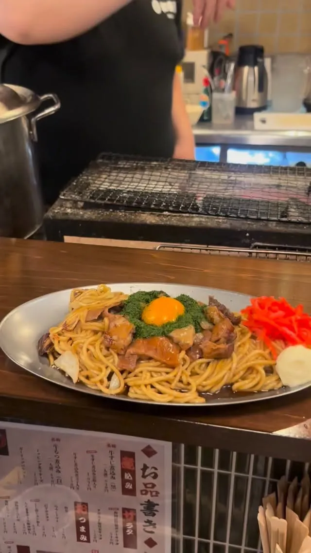 〆に最高なぼっかけ焼きそばは、焼きそばに当店自慢の煮込みがた...